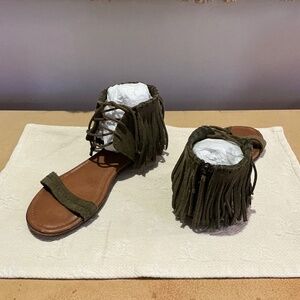 EUC Minnetonka Leather Fringe Havana Gladiator Sandals Size 9